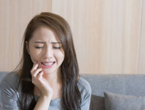 虫歯で歯が痛い女性
